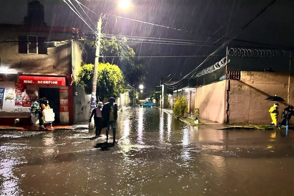 Vecinos nuevamente padecen una inundación en el Municipio de Chalco