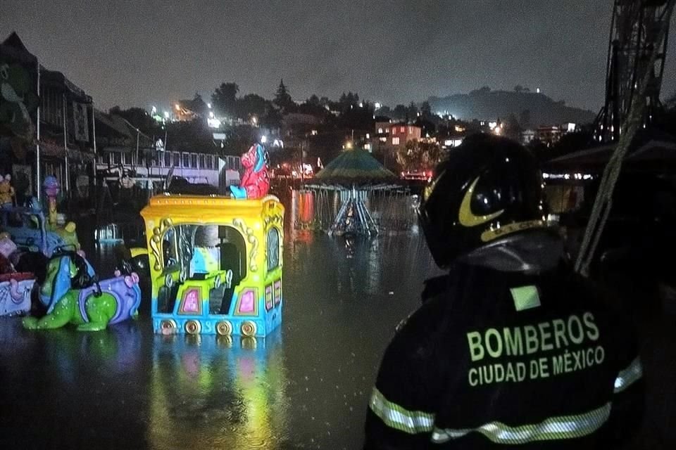 Bomberos atendieron una inundación en la Feria del Mole en el Pueblo San Pedro Atocpan, en la Alcaldía Milpa Alta.