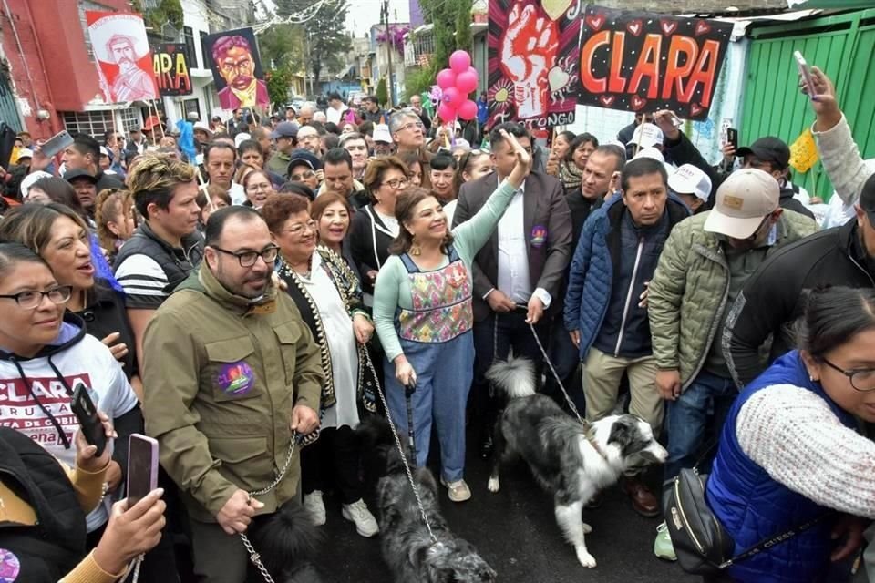 Acompañada por integrantes de su gabinete y diputados locales, la Jefa de Gobierno agradeció el apoyo de sus vecinos.