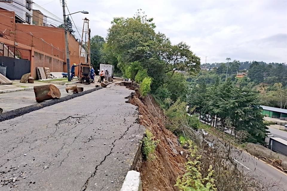 Incertidumbre. Vecinos de la Calle Prolongación 16 de septiembre consideraban que las grietas en el asfalto eran normales. Ahora, se sabe, se deben al desprendimiento.