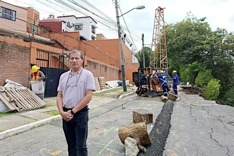 Fermín Romero, un vecino afectado, da seguimiento a los trabajos que se llevan a cabo para reforzar el subsuelo.