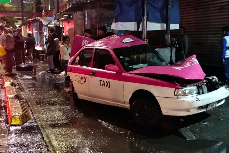 Una camioneta perdió el control y se estrelló contra dos taxis tsuru.