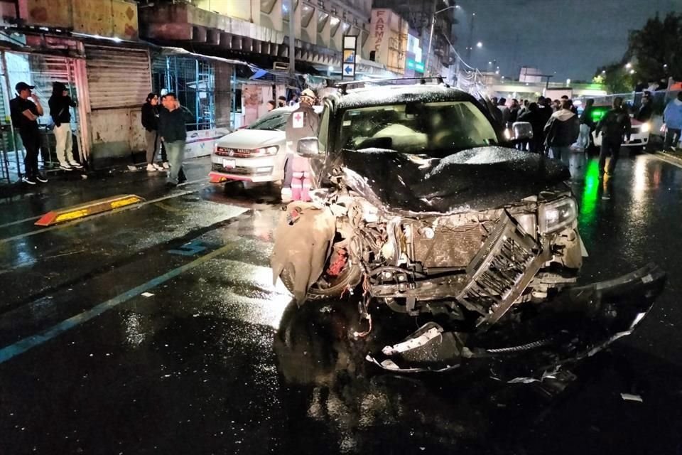 En el lugar, un peatón fue arrollado por la camioneta y falleció de forma instantánea.