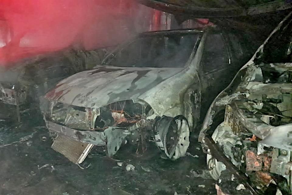 El fuego inició sobre uno de los 8 vehículos resguardados en el local, pero se extendió a otros autos.