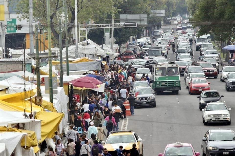 Los puestos llegan al primer carriles, peatones ocupan el segundo y autos se estacionan ¡en el tercero!