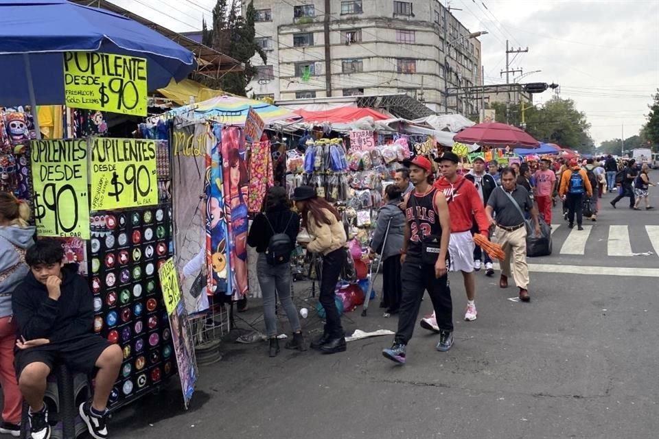 Los puestos de temporada tienen tomado el primer carril de la circulación.