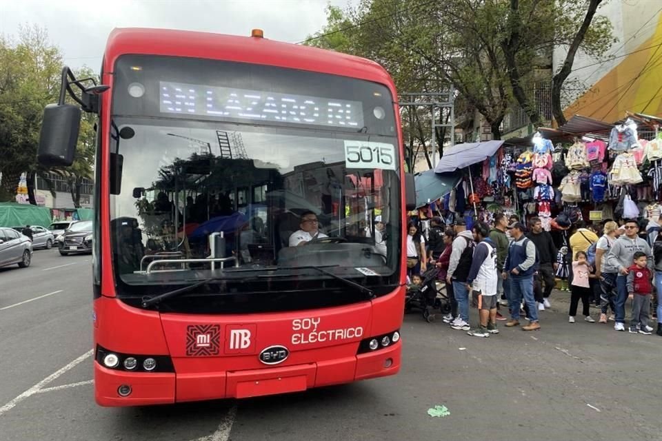 Los conductores de transporte público deben maniobrar con cuidado ante el poco espacio que queda.