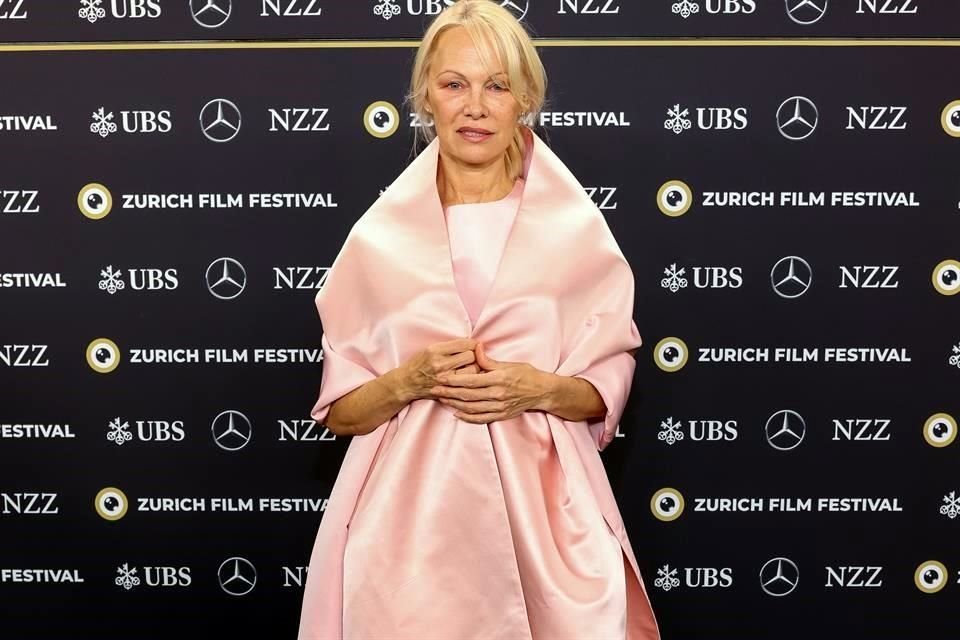 La ex estrella canadiense Pamela Anderson se renueva y es aplaudida como actriz en festivales de cine.