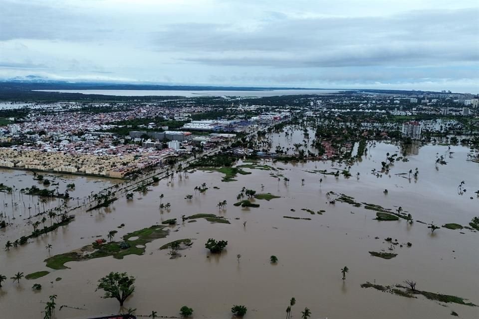 La Zona Diamante de Acapulco bajo el agua tras el paso del huracán 'John'.