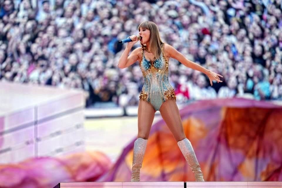 Forbes explicó que Swift es la primera artista mujer en entrar al ranking de multimillonarios basándose principalmente en sus canciones y actuaciones en directo.