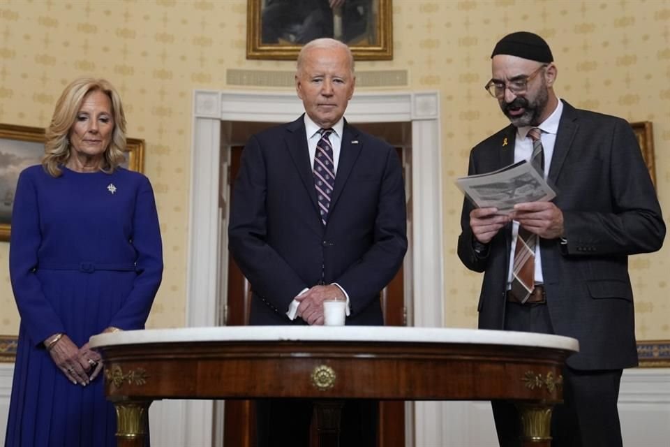 El Presidente de EU, Joe Biden, participa en un memorial del aniversario del ataque a Israel, en Washington.