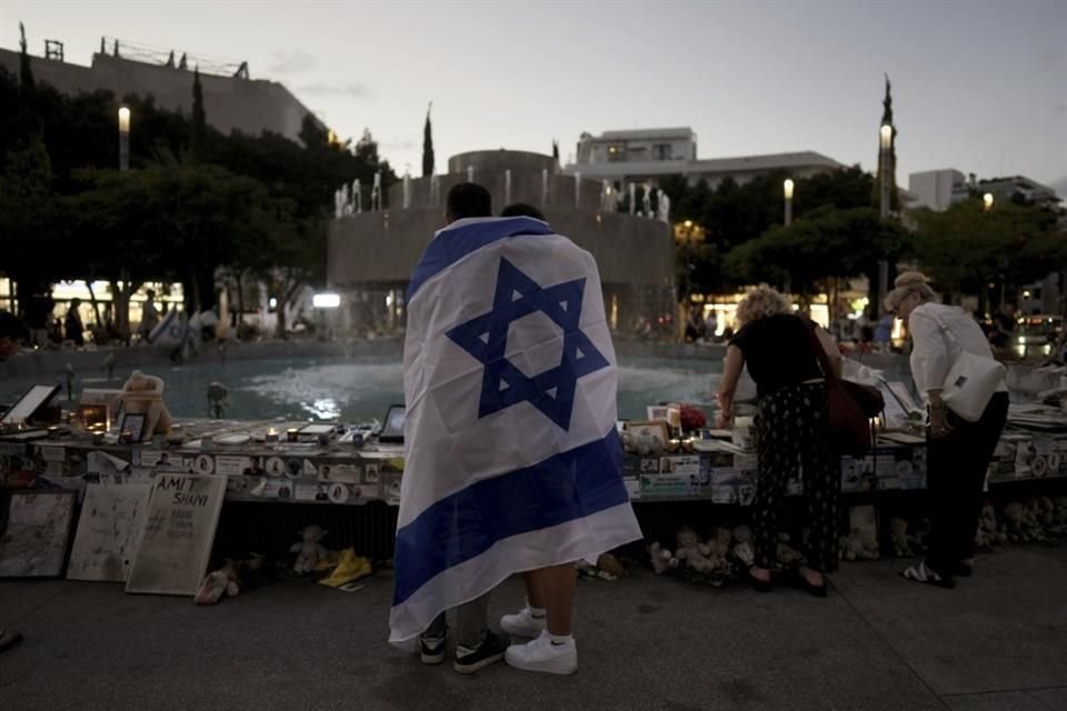 Personas visitan un memorial durante el primer aniversario del ataque de Hamas a Israel, en Tel Aviv.