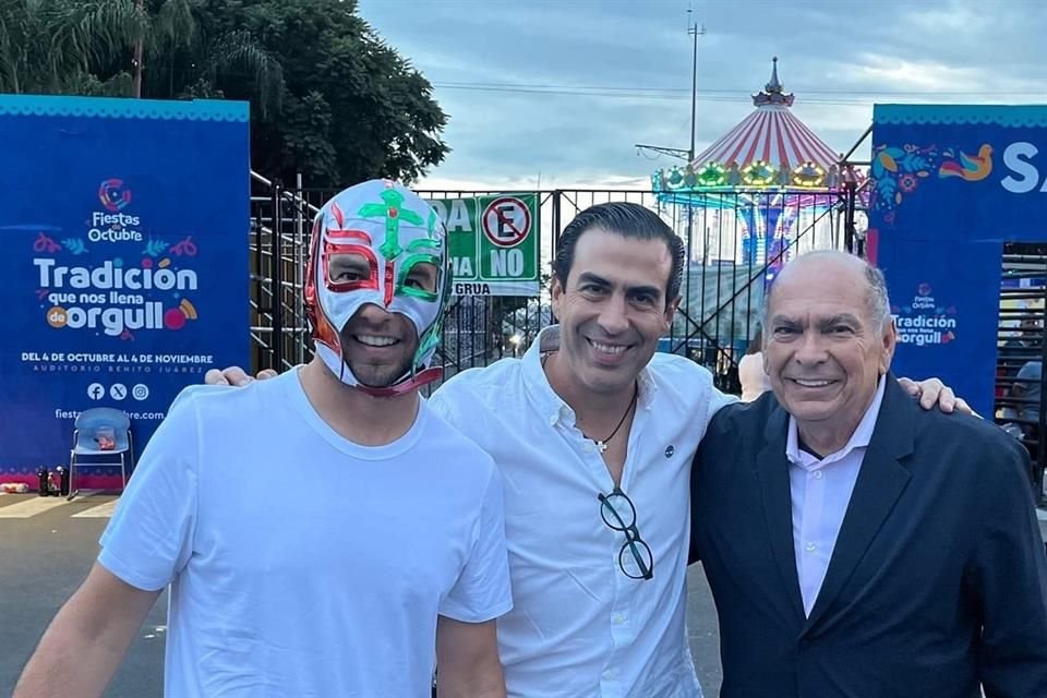 Portando la mascara de Rey Misterio, en colores patrióticos, el piloto de Red Bull se hizo presente junto a su padre, Antonio Pérez Garibay.