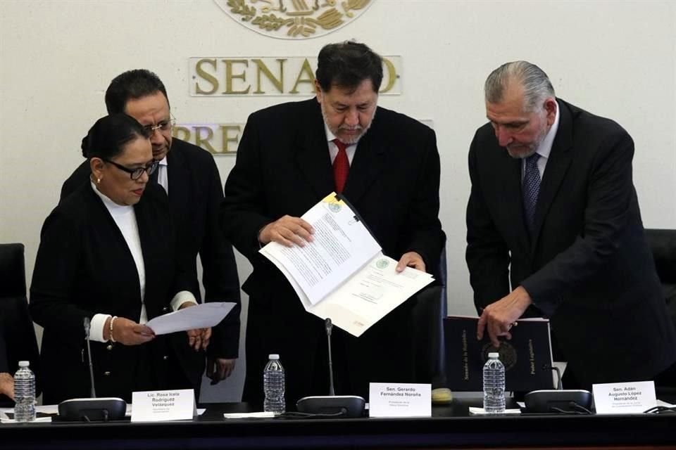 En la entrega de las iniciativas, la Secretaria de Gobernación, Rosa Icela Rodríguez, el Presidente del Senado, Gerardo Fernández Noroña, y el coordinador morenista Adán Augusto López.