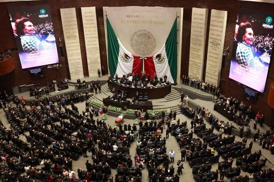 El féretro de la maestra ingresó al Pleno de San Lázaro a las 12:00 horas en punto, lo que legisladores consideraron como su última cita en el espacio público.