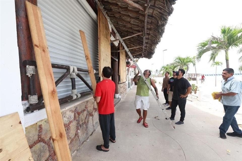 Habitantes de Puerto Progreso se preparan para la llegada del huracán 'Milton'.