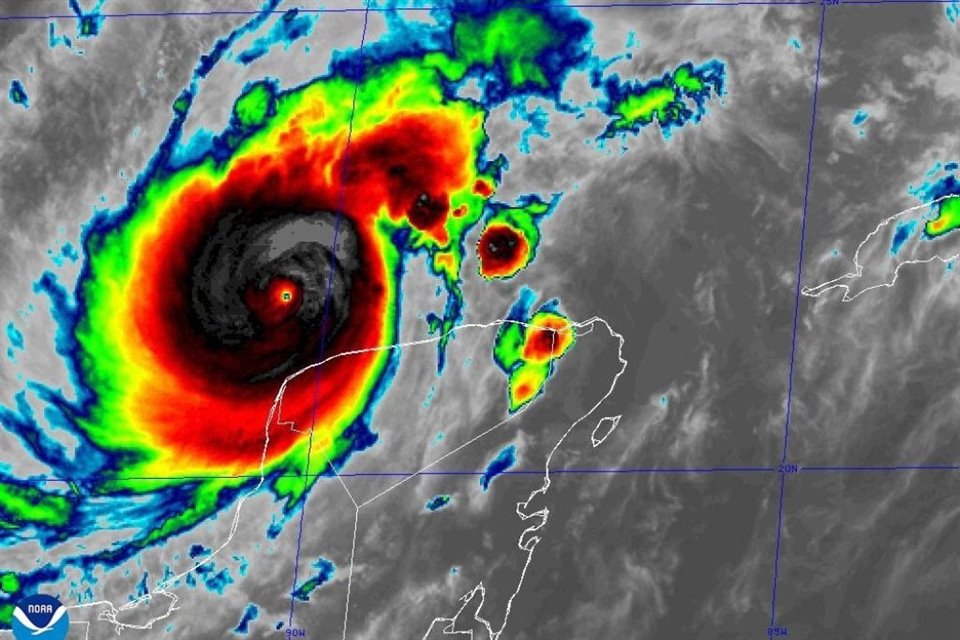 Huracán 'Milton', a 100 kilómetros de Progreso, Yucatán, es el más intenso del 2024; NHC lo califica como 'potencialmente catastrófico'.
