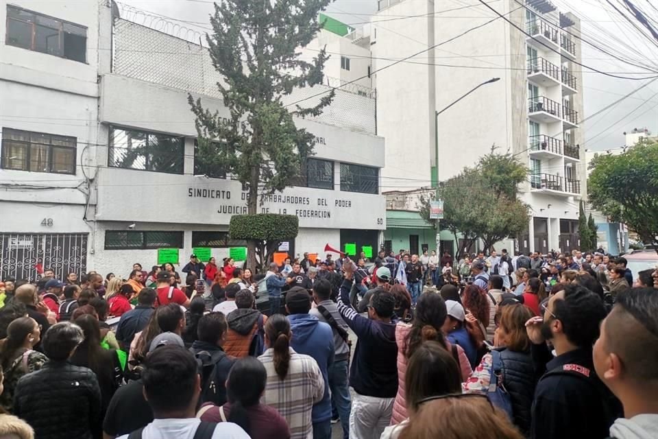 Un grupo de trabajadores protestaron esta mañana en la sede del Sindicato de Trabajadores del Poder Judicial de la Federación (STPJF).