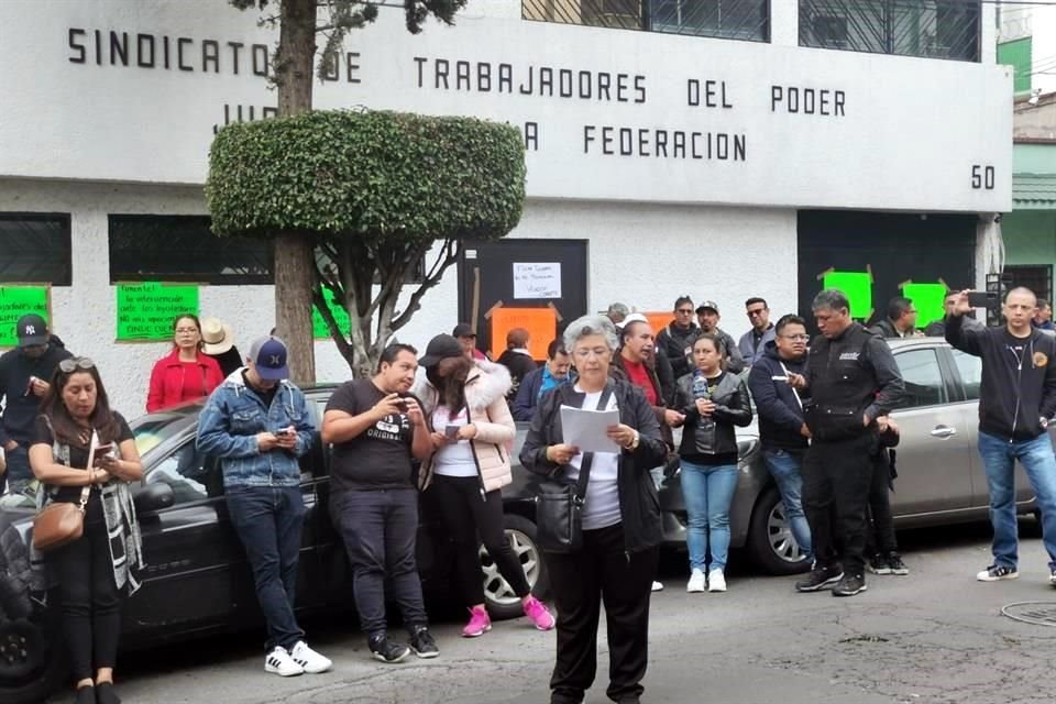 Encabezados por Patricia Aguayo, vocera del movimiento de trabajadores, los inconformes demandaron al secretario general del sindicato no negociar 'en lo oscuro' las leyes secundarias de la reforma .