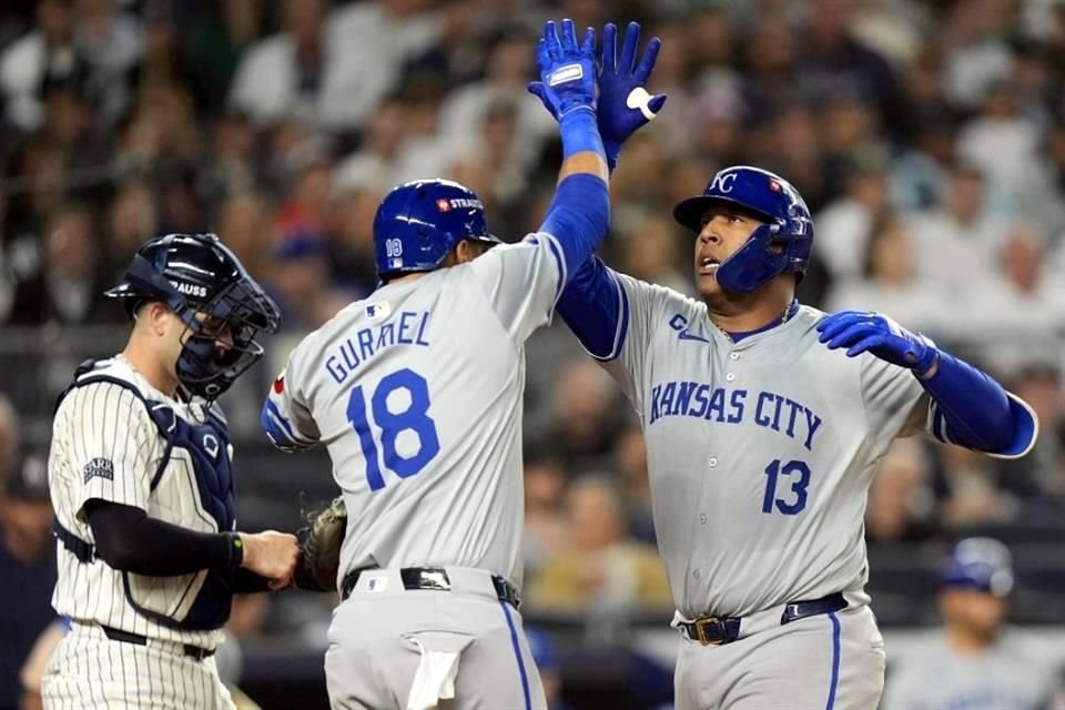 Salvador Pérez se voló la barda en el cuarto inning.