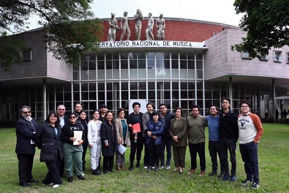 La Secretaria de Cultura Claudia Curiel y otros funcionarios del INBAL y el CNM sostuvieron una reunión con representantes de la Asociación Estudiantil del Conservatorio.