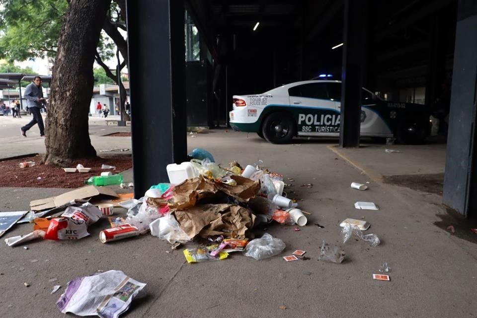A una semana de su reinauguración, este espacio ya luce, nuevamente, con basura y comercios ambulantes en calles aledañas.