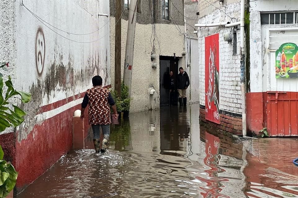 El agua desbordó vialidades y entró a los hogares. El censo definitivo de daños está en proceso.