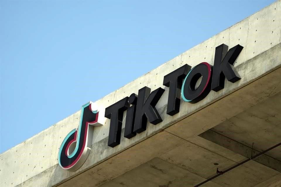 Trece estados de EU presentaron nuevas demandas contra la red social TikTok, a la que acusan de perjudicar y no proteger a los jóvenes.