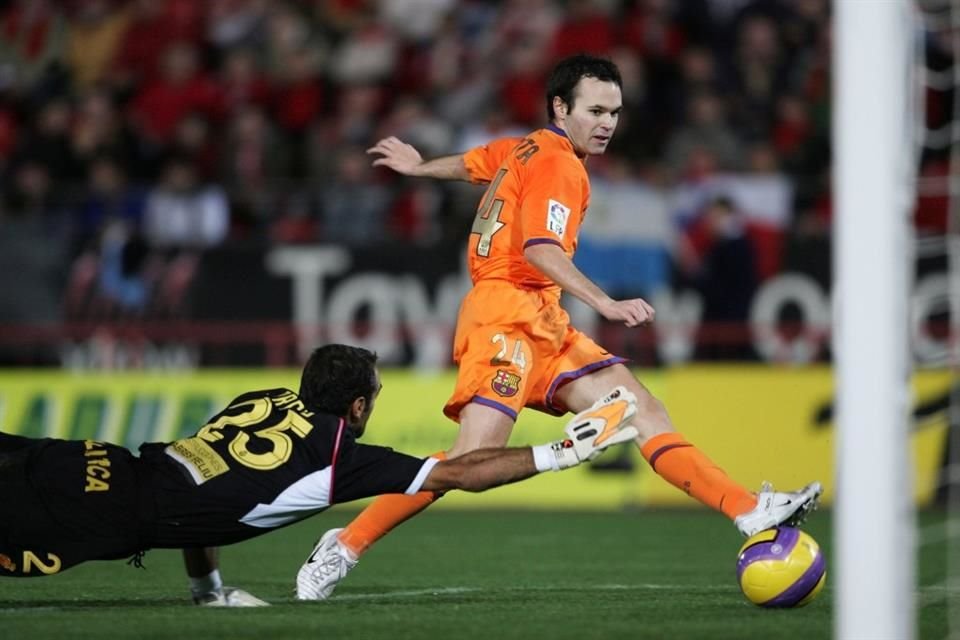 Un joven Andrés Iniesta en 2006 con el Barcelona.