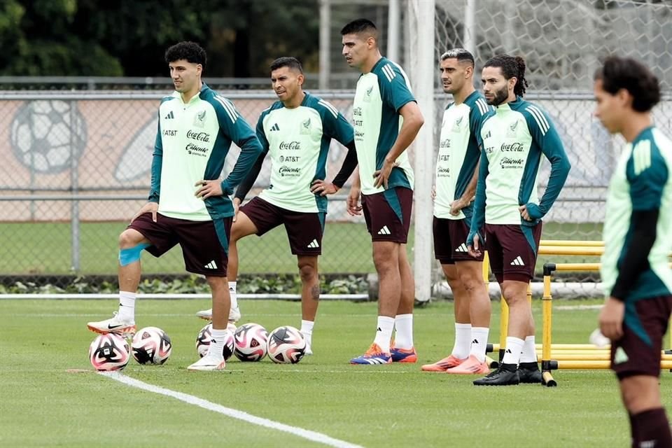 Berterame, tercero de derecha a izquierda, en su primera convocatoria con el Tri.