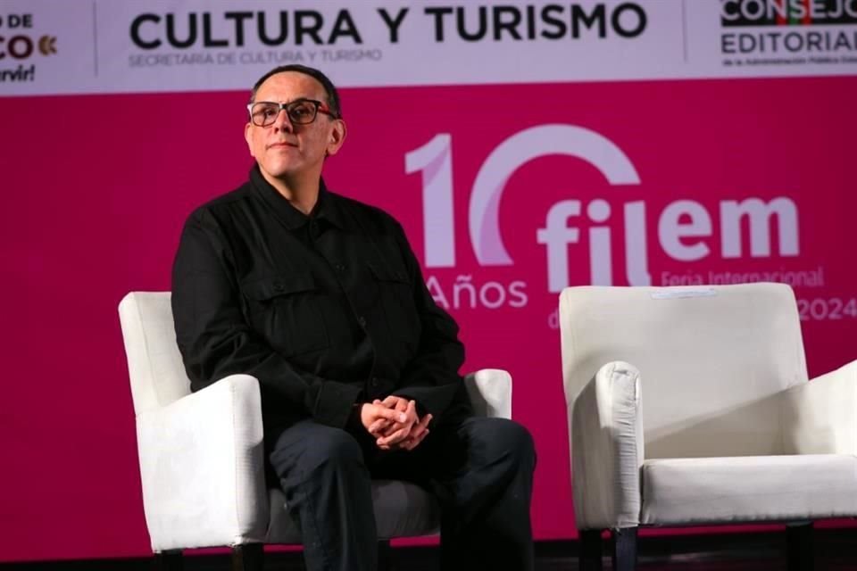 El escritor Alberto Chimal recibió un homenaje en el marco de la FILEM 2024.