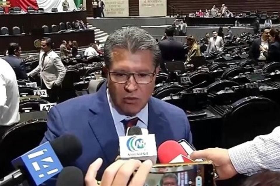 El coordinador morenista entrevista con medios en San Lázaro.