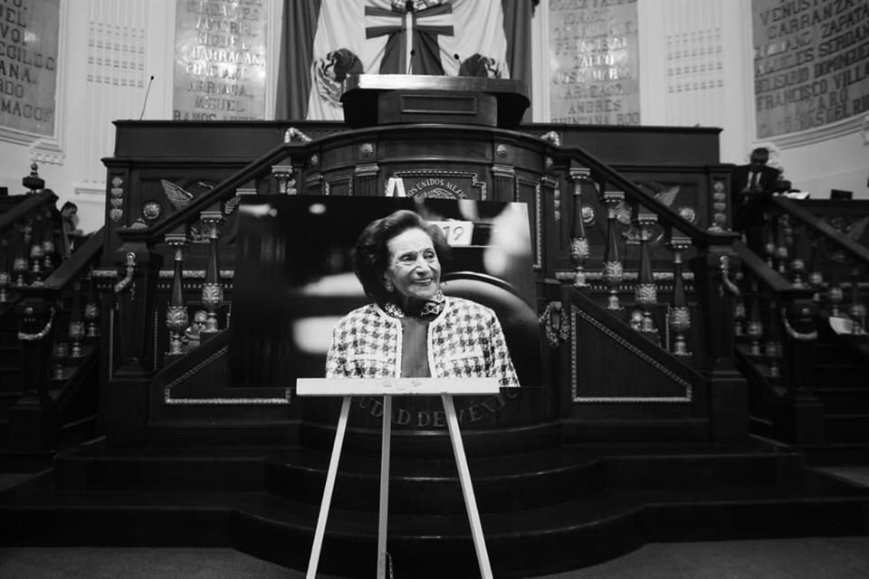 Martha Ávila arrancó la sesión a las 10:24 horas, y, justo después de sonar la campanilla, solicitó un minuto de aplausos a manera de homenaje.