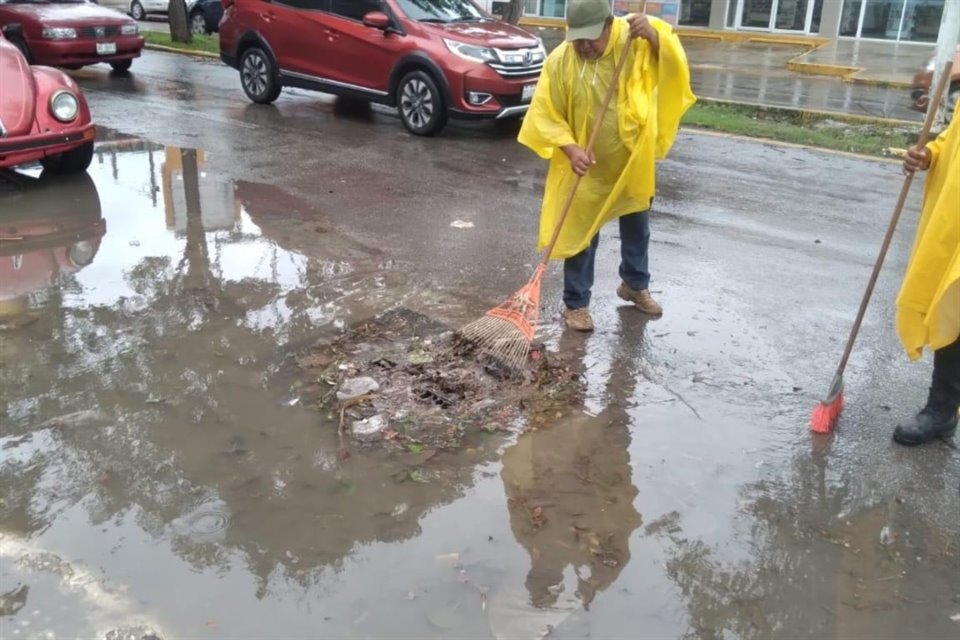 El huracán 'Milton' causó inundaciones en calles de Quintana Roo y Campeche, autos varados y fallas en servicios.