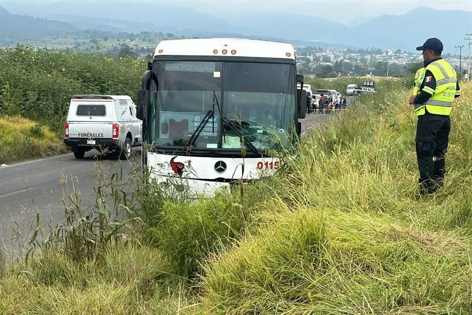 Según reportes preliminares, los cuatro viajaban en una motocicleta y al filo del mediodía chocaron contra un camión de transporte público.