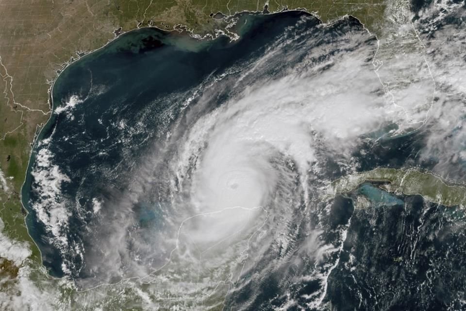 El huracán 'Milton' es nuevamente una tormenta de categoría 5 mientras se dirige hacia la costa de Florida.