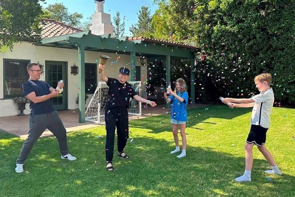 Con esta foto al lado de su esposo y sus hijos es como Jenna celebró que ya está libre de cáncer.