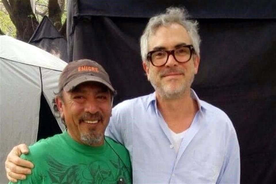 En sus redes, la víctima aparece al lado del cineasta Alfonso Cuarón, con quien trabajó en la película Roma.