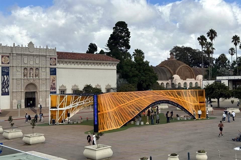 Tras fabricarse en Tijuana, el Exchange Pavilion se ensambló en San Diego en dos semanas. Se ubica en el Parque Balboa.