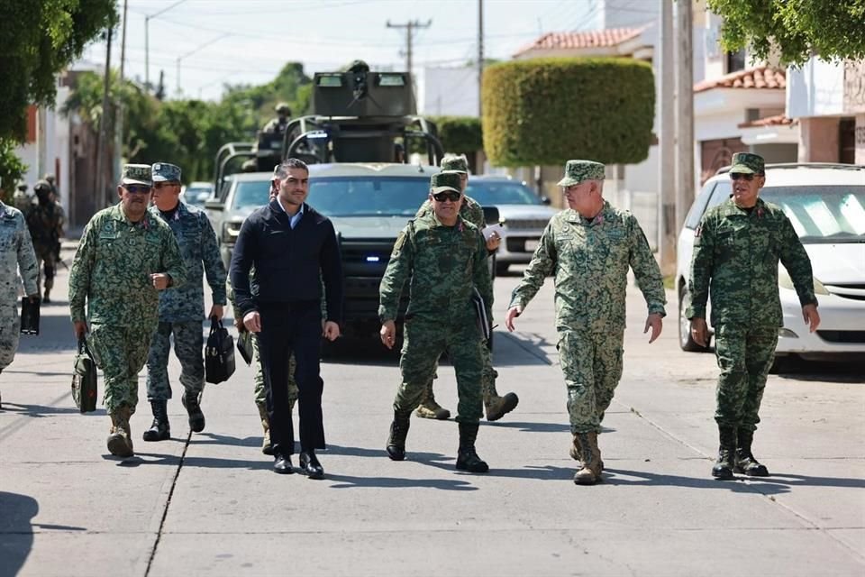 Titulares de SSC, Omar García Harfuch, y de Sedena, Ricardo Trevilla, recorrieron Culiacán, escoltados por más de 50 soldados y vehículos.