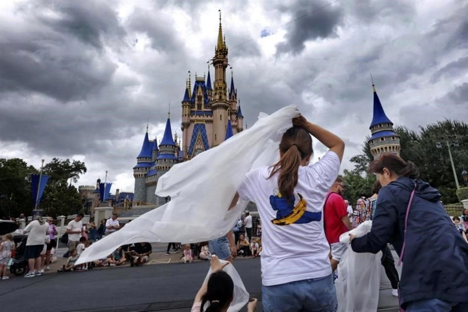 Disney añadió que también cerrará sus parques acuáticos a partir del miércoles y cancelará la Mickey's Not-So-Scary Halloween Party en Magic Kingdom, el jueves.