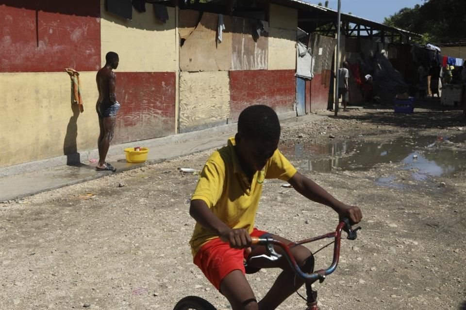 Un niño juega con una bicicleta en una escuela convertida en albergue para los desplazados por la violencia de las bandas, en Puerto Príncipe, el 20 de septiembre de 2024.