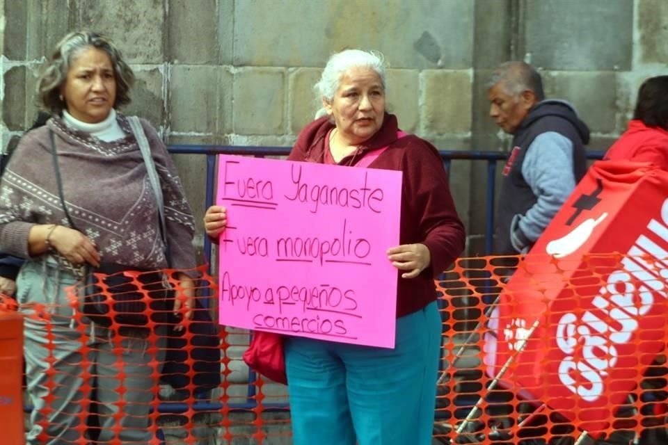 Pequeños comerciantes se manifiestan para exigir el cambio de concesión a la  de la empresa intermediaria del programa Mi Beca Para Empezar.