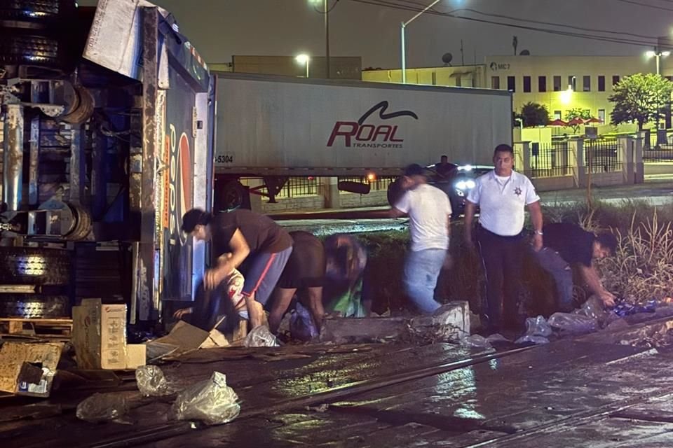 En el País, la posibilidad de rapiña contra camiones de carga siniestrados cerca de los poblados creció de manera alarmante, dijo Sky Angel.