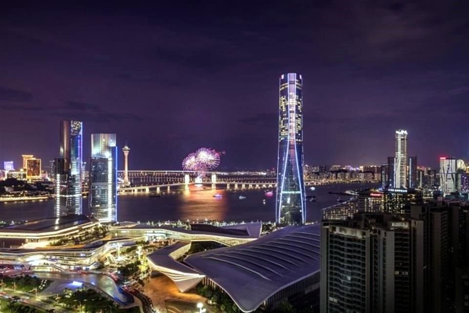 Durante la noche se apreció la festividad de fuegos artificiales.