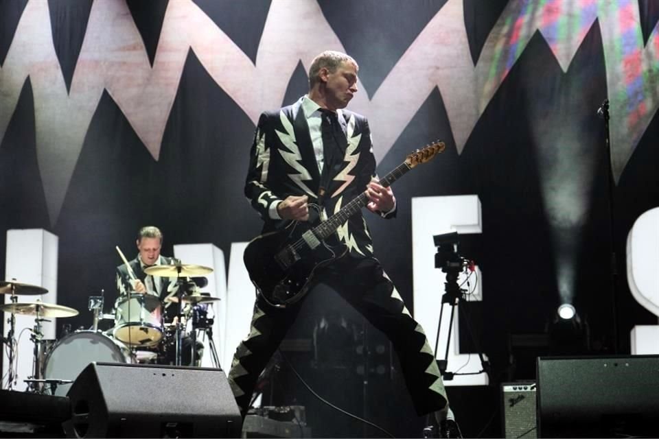 Cercana a su público y con frases en español, la banda sueca The Hives se presentó ante 13 mil 800 personas en el Palacio de los Deportes.