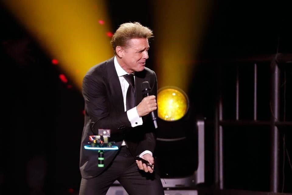 Se agradece, por supuesto, su seriedad escénica, asentada por la edad. Ya no es el Luis Miguel que abusaba de los 'wow, wow, wow' o de los '¿cómo dice?'.