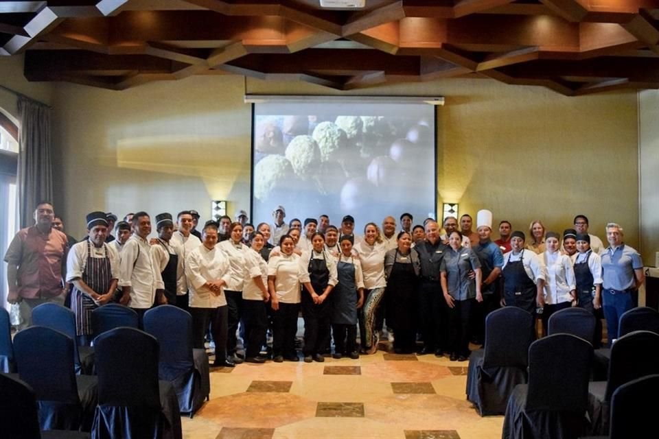 El menú estuvo constituído por una variedad de platillos distribuidos entre ambas chefs, quienes optaron por una cena de una entrada, cuatro tiempos y un postre, intercalando cada tiempo.