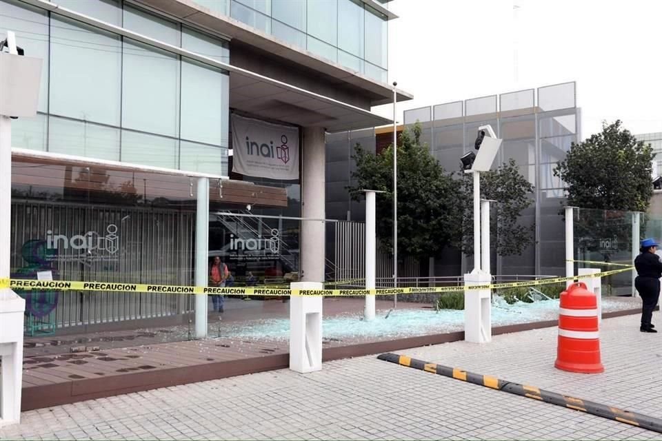 De acuerdo con la Policía, un hombre lanzó dos piedras contra los vidrios de la entrada del edificio sede del INAI.