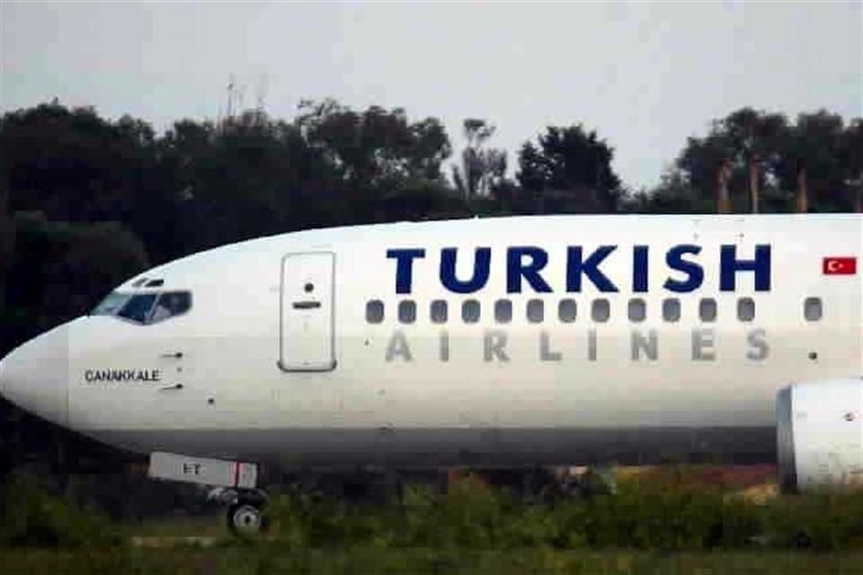 Un avión de Turkish Airlines que iba de Seattle a Estambul aterrizó de emergencia en Nueva York este miércoles luego que el piloto murió a bordo, informaron autoridades.